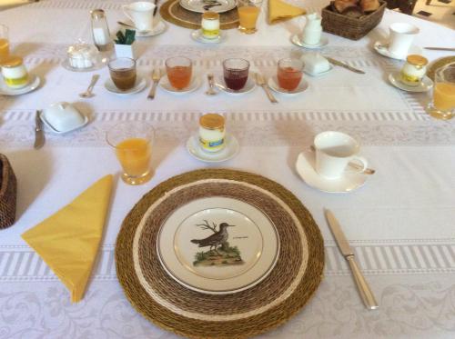 Una mesa con un plato con la imagen de un conejo. en Le Jardin Cathedrale, en Chartres