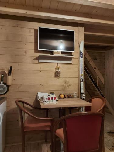 TV a/nebo společenská místnost v ubytování Naše malo selo-Jahorina