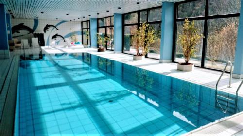 The swimming pool at or close to Predigtstuhlblick Apartment - Terrasse - Pool - Panorama