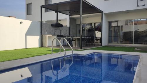 ein Haus mit einem Pool vor einem Haus in der Unterkunft New House with Private Pool in Manzanillo