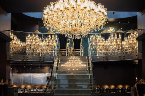 - un grand lustre et des escaliers dans l'établissement La Bourse Hotel, à Bruxelles