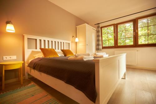 una camera da letto con un letto grande e una finestra di SeaYou Yellow House a Rogowo