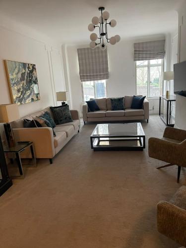 Luxury 1 bedroom apartment Shepard’s Bush