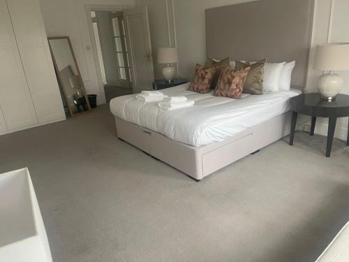 Luxury 1 bedroom apartment Shepard’s Bush