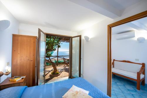 1 dormitorio con cama y vistas al océano en Emotion, en Praiano