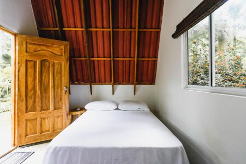 Hostal Campomarにあるベッド