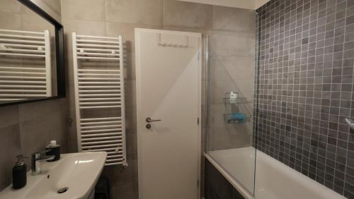 Koupelna v ubytování Air-conditioned, 2 room apartment with terrace
