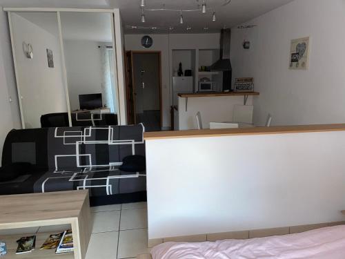 um quarto com uma cozinha e uma sala de estar em Studio 4 couchages avec terrasse proximité du lac em Clairvaux-les-Lacs