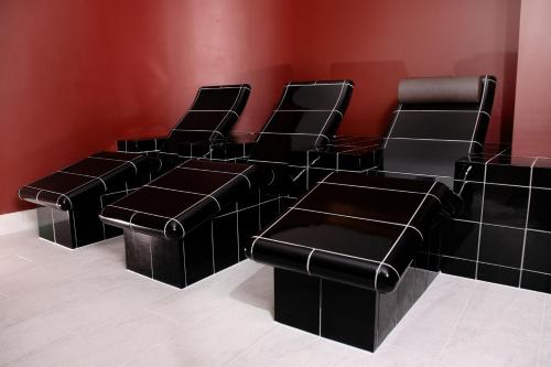 a waiting room with black chairs and red walls at NP Hotel Ullrich in Elfershausen