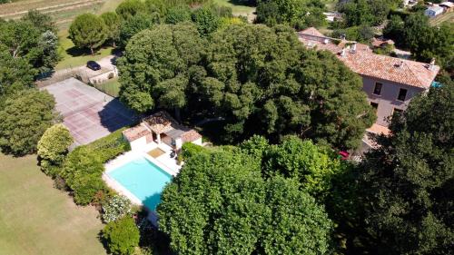 an aerial view of an estate with a swimming pool at Bastide Beaudinard in Aubagne