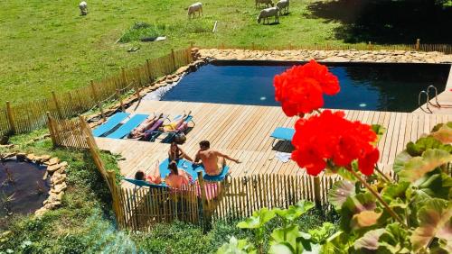 un groupe de personnes se trouvent dans une piscine dans l'établissement Le Grand Dehors 01, à Cerdon