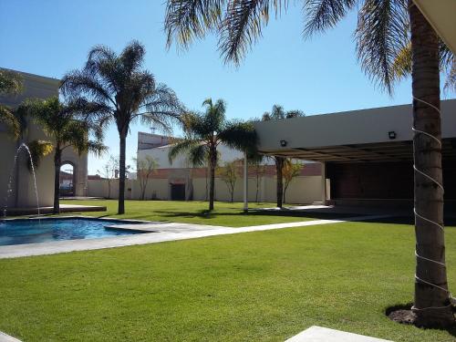 Der Swimmingpool an oder in der Nähe von Wyndham Garden Aguascalientes Hotel & Casino