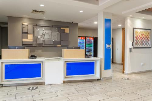 una hall con ripiani blu in un edificio di Holiday Inn Express Rockford-Loves Park by IHG a Loves Park