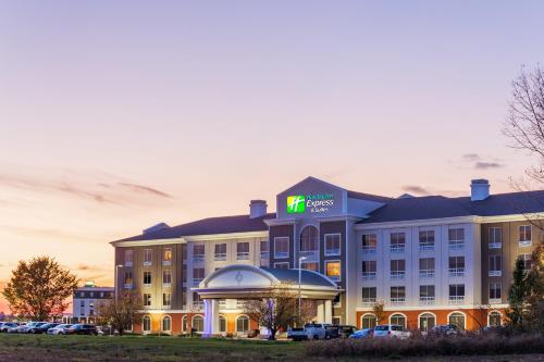 un hotel con un cartello sopra di Holiday Inn Express Rockford-Loves Park by IHG a Loves Park