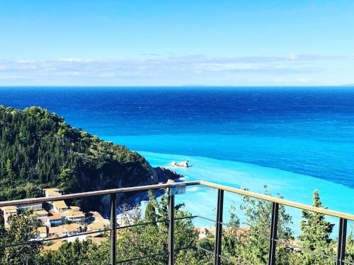 una vista del océano desde un balcón en Myrto Homes Lefkada Agios Nikitas Greece, en Agios Nikitas