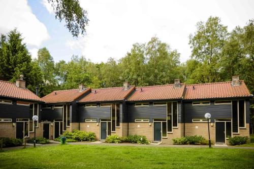 a row of houses with brown roofs at Fletcher Hotel Restaurant De Wipselberg-Veluwe in Beekbergen