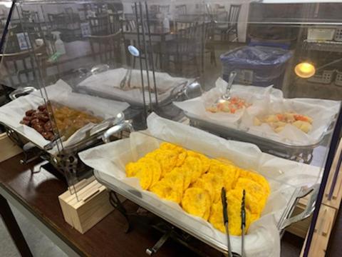 ein Buffet mit vielen verschiedenen Arten von Speisen vorhanden in der Unterkunft AZ Inn Obu in Obu