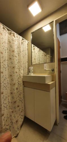 ein Bad mit einem Waschbecken und einem Spiegel in der Unterkunft Lavalle 12 - Bon Repos in San Miguel de Tucumán
