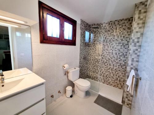 een badkamer met een toilet, een wastafel en een douche bij Casa Jardon Puerto del Carmen in Puerto del Carmen