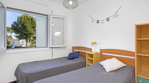 A bed or beds in a room at CB N-2 - Calella de Palafrugell
