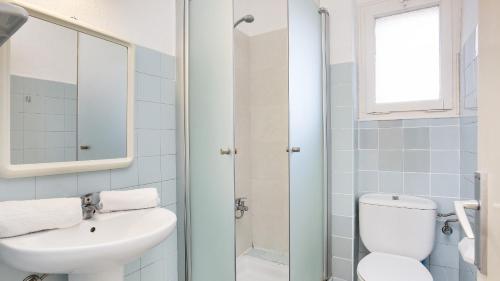 A bathroom at CB N-2 - Calella de Palafrugell
