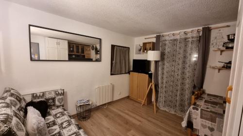 Μια τηλεόραση ή/και κέντρο ψυχαγωγίας στο The little refuge of La Plagne (French Alps)