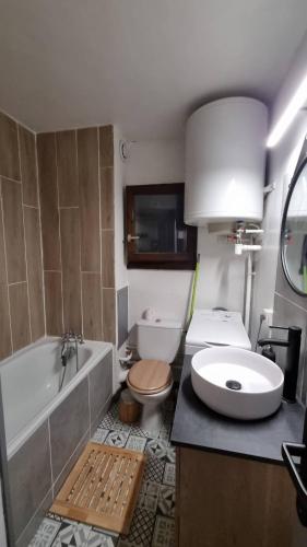 une salle de bain avec un lavabo, des toilettes et une baignoire dans l'établissement The little refuge of La Plagne (French Alps), à Plagne 1800