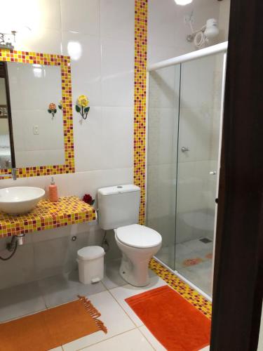 a bathroom with a toilet and a sink and a shower at Casa para temporada em Paraty RJ - Sítio Primavera in Paraty