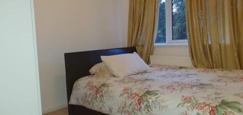 um quarto com uma cama com uma almofada e uma janela em 2 Bed semi-detached house em Poole