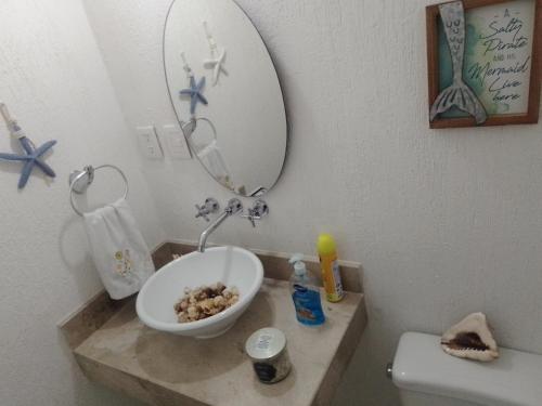 y baño con aseo, espejo y aseo.  en Nuevo Clarear Cancún, en Cancún