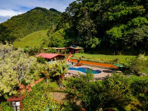 una vista aérea de un complejo con piscina en Hotel de Montaña El Pelicano, en San Isidro