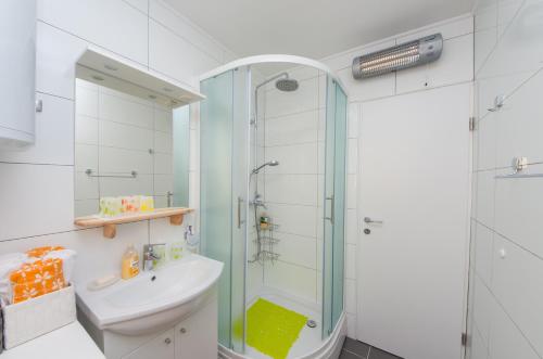 y baño con ducha, aseo y lavamanos. en Apartment Romeo en Crikvenica