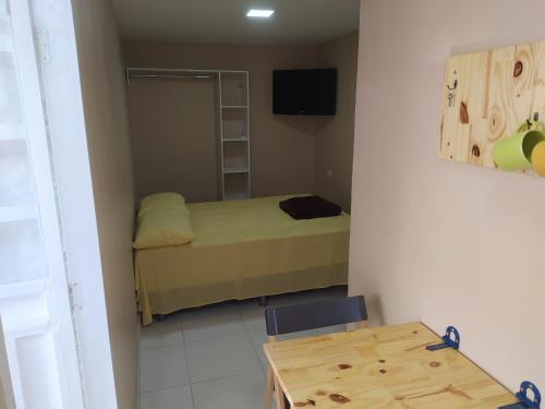 博阿維斯塔的住宿－Container LB PONU，小房间设有一张床和一张桌子