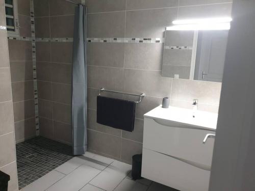 Koupelna v ubytování MARS ET VENUS LOCATION - piscine privée et chauffée