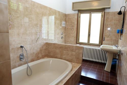 łazienka z wanną i umywalką w obiekcie Hotel Bicocca w Mediolanie