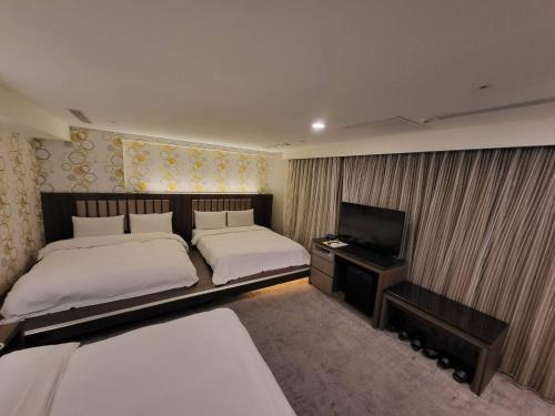 Una cama o camas en una habitación de JUNG-ZAW BUSSINESS HOTEL