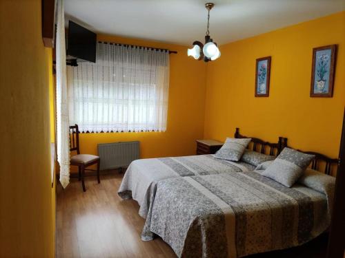 سرير أو أسرّة في غرفة في Pensión Casa Corro