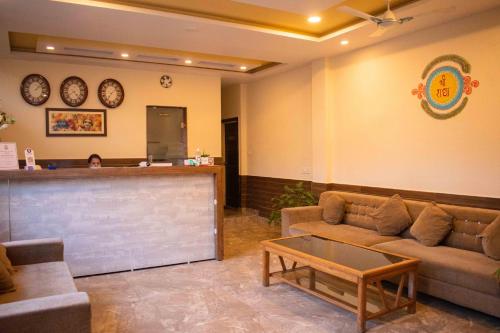 Hall ou réception de l'établissement MVT Guesthouse & Restaurant (Rishikesh)