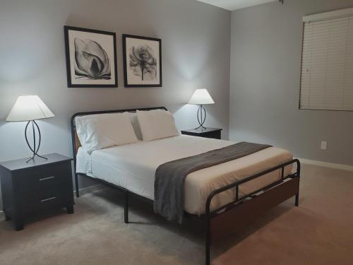 1 dormitorio con 1 cama con 2 lámparas en Adventure Short Term Stays - Southgate Ave, en Phoenix