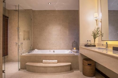 Ванна кімната в V Villas Hua Hin, MGallery