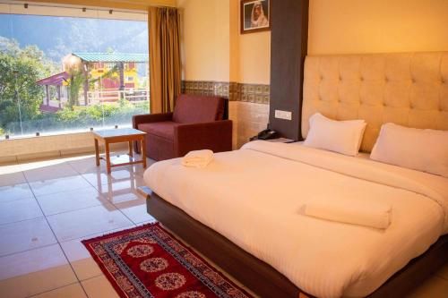 Кровать или кровати в номере MVT Guesthouse & Restaurant (Rishikesh)
