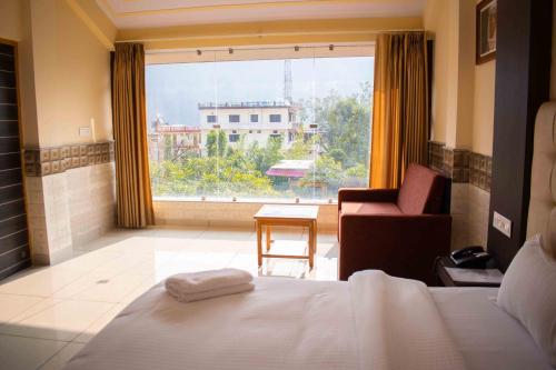 Кровать или кровати в номере MVT Guesthouse & Restaurant (Rishikesh)