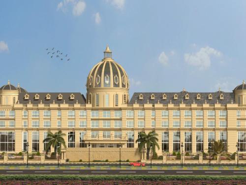 ein großes Gebäude mit einer Kuppel darauf in der Unterkunft Seven Eleven Hotels and Club in Bhayandar