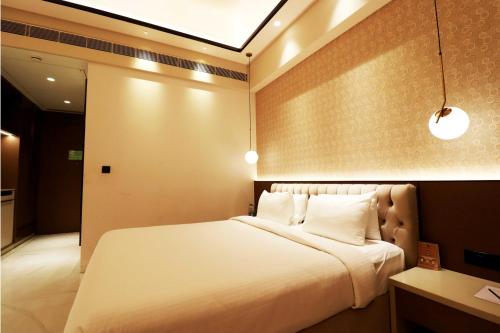 Ein Bett oder Betten in einem Zimmer der Unterkunft Seven Eleven Hotels and Club