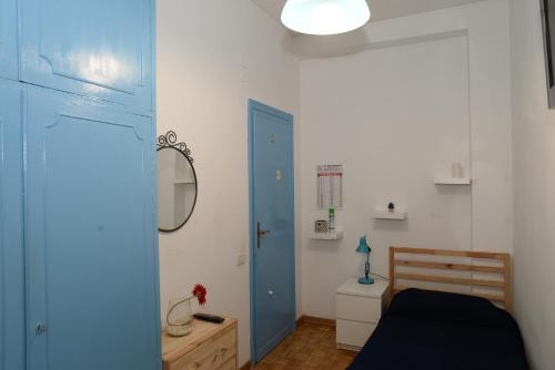 sypialnia z łóżkiem i niebieskimi drzwiami w obiekcie Room in Guest room - Single room in cozy and comfortable apartment w Rzymie