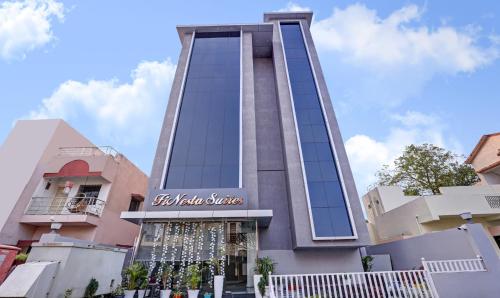 Un edificio alto con un cartel. en Treebo Trend Finesta Suites, Nagpur Airport, en Nagpur