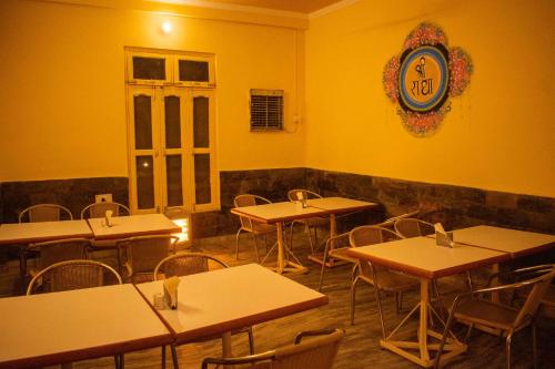 Гостиная зона в MVT Guesthouse & Restaurant (Rishikesh)