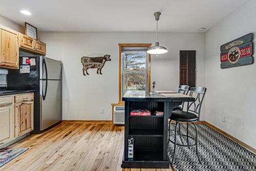 A cozinha ou cozinha compacta de Luxe Lodge & Cabins