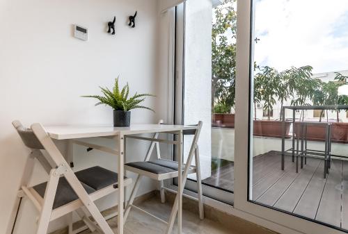 Μπαλκόνι ή βεράντα στο Modern ground floor studio with a beautiful garden