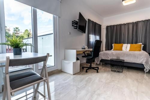 Ένα ή περισσότερα κρεβάτια σε δωμάτιο στο Modern ground floor studio with a beautiful garden